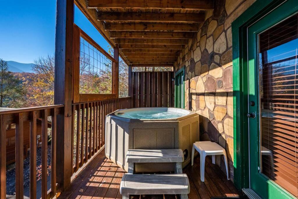Spacious Smokies Cabin - Hot Tub With Mountain Views Gatlinburg Exterior photo