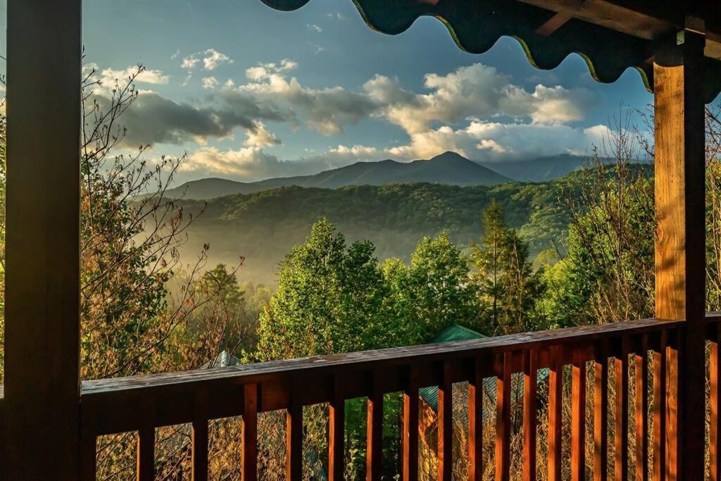 Spacious Smokies Cabin - Hot Tub With Mountain Views Gatlinburg Exterior photo