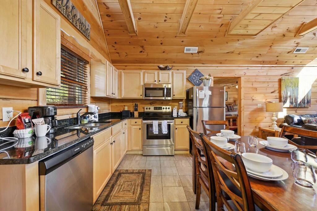 Spacious Smokies Cabin - Hot Tub With Mountain Views Gatlinburg Exterior photo